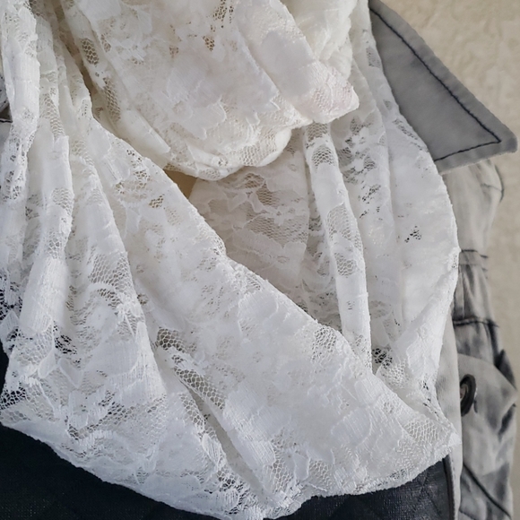 White lace infinity scarf - Picture 2 of 3